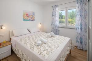 Stunning Home in Rovinj With Wifi, Outdoor Swimming Pool and 3 Bedrooms, Ровинь