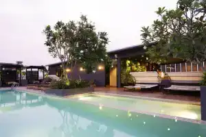 Page 10 Hotel & Restaurant, Паттайя