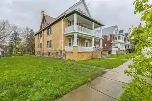 Cozy Upper Flat Minutes From Niagara Falls 3 Bedroom Apts, Ниагара-Фолс