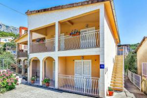 Amazing Apartment in Podgora With Wifi and 2 Bedrooms, Драшнице