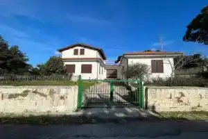 Villa Multifamiliare a 300mt dal Mare, Бая-Домиция