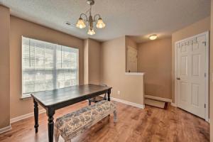 Cozy Greensboro Townhome ~ 7 Mi to UNC Campus, Гринсборо