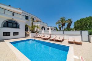 Villa Gardenia - 5 Bedroom Holiday Villa With Pool, Мелиха