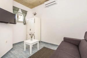 Beautiful Home in Lovran With Wifi and 2 Bedrooms, Ловран