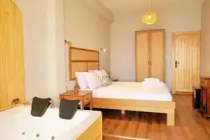Ank’Ada Ayanikola (12+ Adult Only), Бююкада
