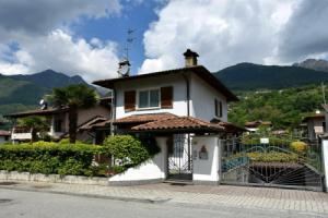 Belvilla by OYO Flat With Terrace Near the Lake, Порлецца