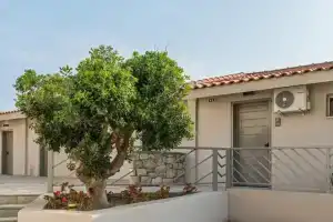 Arya Hotel, Ханиоти