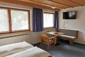 Hotel «Edi», Замнаун