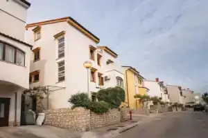 Awesome Home in Mali Losinj With Wifi and 2 Bedrooms, Мали Лошинь