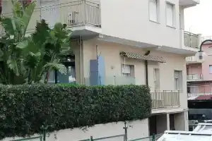 Casa Colibrì bordighera appartamento 80mt dal mare, Бордигера