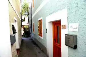 Haus am Hof 15th century house in the city center with lake view balcony, Халльштатт