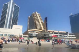 Astonishing Beachfront King Hotel CozySuites, Атлантик-Сити