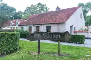 Cozy Cottage in Quiet Area near Bruges, Брюгге