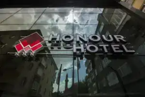 Honour Hotel, Нигде