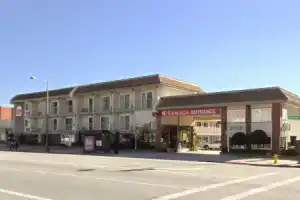 Ramada by Wyndham Pasadena, Пасадена
