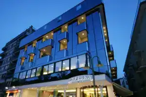 Hotel «Milton», Рода