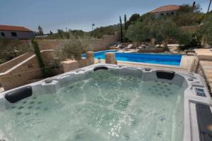 Modish Apartment in Murter with Hot Tub, Betina
