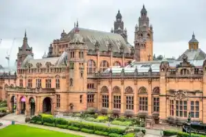 Light 2-bed West End Apt Overlooking Kelvingrove Museum, Глазго