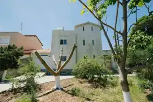 A Cozy Summer Retreat in the Woods of Rhodes, Коскину