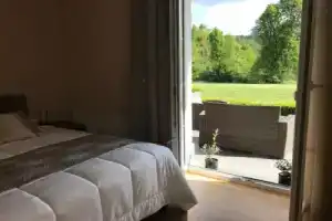Linden Garden Apartment, Постройна