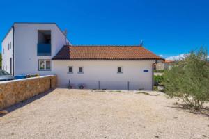 Villa Mira (KRK147), Pinezići