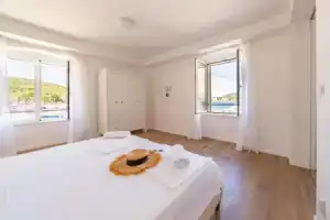 Central Seaside Residence, Вис