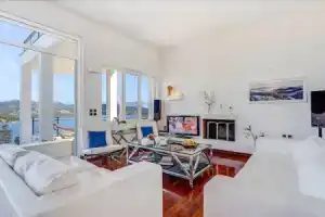 Villa Drepanou Bay, Лигия