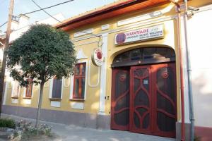 Hunyadi Panzió-Apartman, Мако