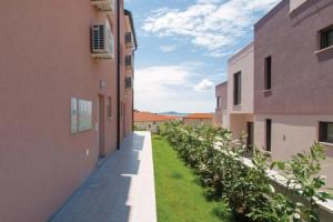 Awesome Home in Tribunj With Wifi and 3 Bedrooms, Трибуни