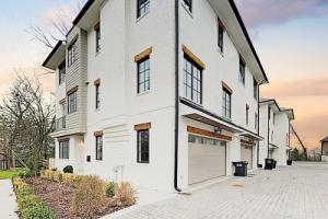 New Listing! Stylish All-suite End Unit W/ Garage 3 Bedroom Townhouse, Нэшвилл
