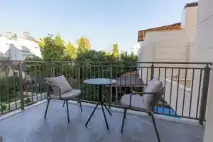 The Marni Hotel, Лара