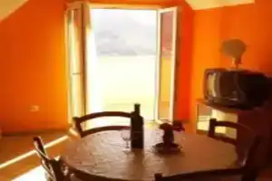 Laura Apartments, Каменари