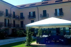 Brand new and Elegant Residence on Lake Maggiore, Мейна