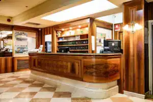 Continental Hotel, Ловере