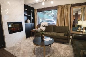 Robin Hood Inn & Suites