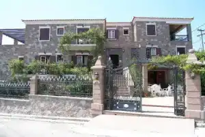 Hotel Iris, Митимна