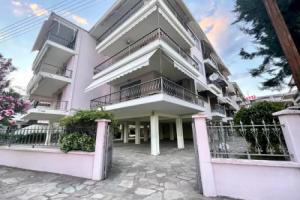 Luxury Flat in Neoi Poroi with Free Parking, 2' mins from the Beach!, Нео Пори