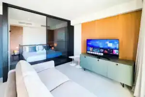 Mercury Suites, Слима