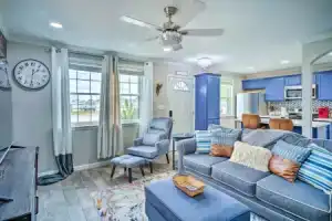 'blue Cottage in the Bayou' w/ Private Yard!, Батон-Руж