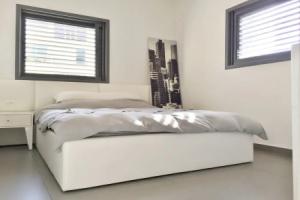 Hilton Beach Stunning Designer 2BR APT, Тель-Авив