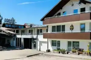Landhotel Tanneneck - ideal für Gruppen, Familien und Hunde, Лёффинген