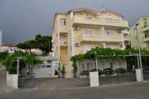 Ivi - big Parking and Courtyard - SA5, Макарска