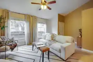 College Station Gem w/ Pool Access Near University, Колледж-Стейшен