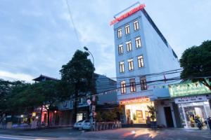 OYO 383 Luxury Airport Hotel & Spa, Ханой