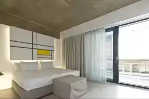 The Oak Hotel, Керамоти