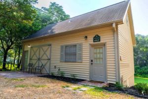 Peaceful Modern Historic Norcross Home, Норкрос
