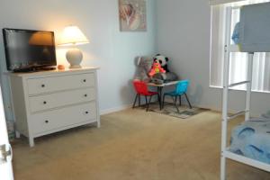 Delightful 4 Bed Pool Home with games room, Davenport, US, Давенпорт