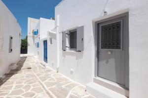 M&M Paros Studio, Парикия