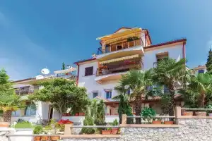 Nice Home in Kostrena With Wifi and 3 Bedrooms, Риека