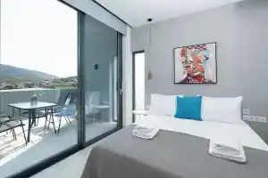 White Cliff Luxury Suites, Порто-Рафти